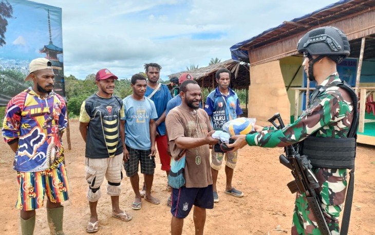 Merangkul Pemuda Pedalaman Papua Selatan Satgas Pamtas Statis RI-PNG Yonif 111/KB Bagikan Sarana Olah Raga