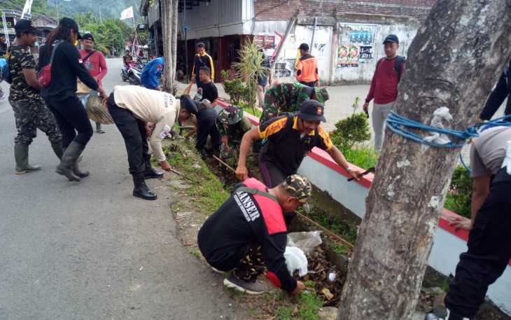 Aksi Kerja Bakti Koramil 0806/07 Watulimo