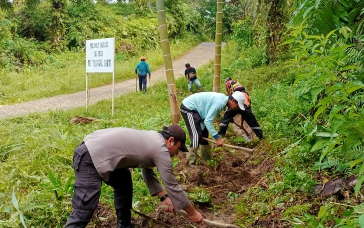 Bhabinkamtibmas bersama Pilar Desa dan Masyarakat saat Gelar Gotong Royong