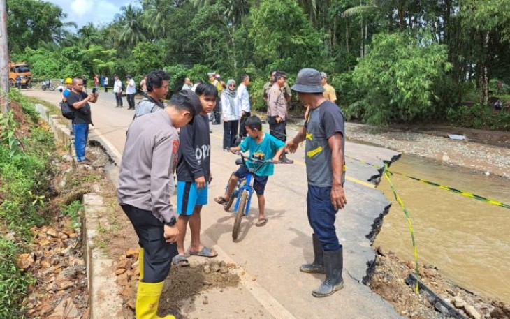 Kapolsek Batang Toru, AKP Tona Simanjuntak, SH, meninjau Ruas Jalan Lintas Barat yang terputus akibat meluapnya air Sungai Malombu, Selasa (14/11/2023)