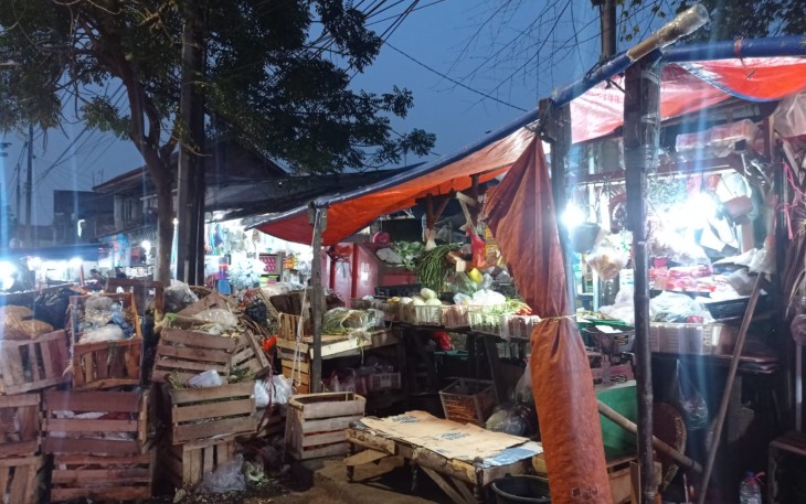 Salah satu kondisi lapak pedagang yang berdekatan dengan tempat pembuangan sampah di Pasar Pulo Jahe Foto : Leonardo Juan