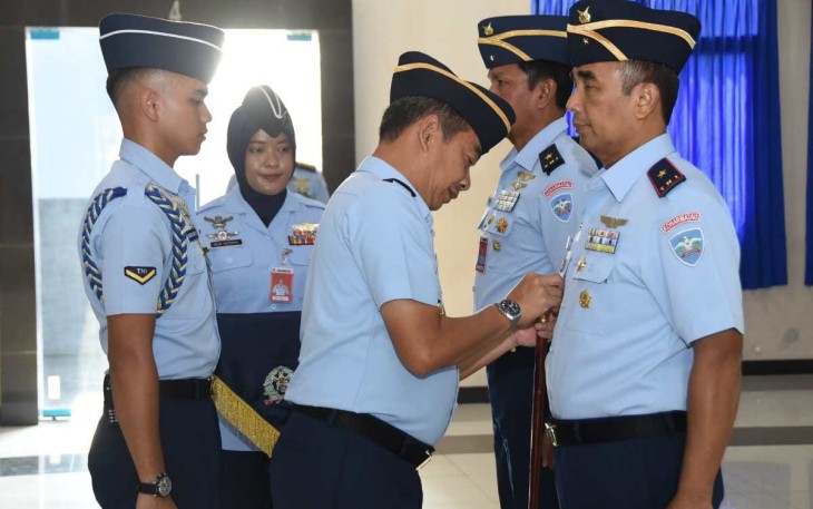 Usai melantik pejabat Koharmatau, Komandan Koharmatau  Marsekal Muda TNI Oki Yanuar, S.T., memimpin acara Serah Terima Jabatan Wakil Komandan (Wadan) Koharmatau, berlangsung di Gedung Budiardjo, Koharmatau, Bandung, Jawa Barat, Jumat (22/12/2023)