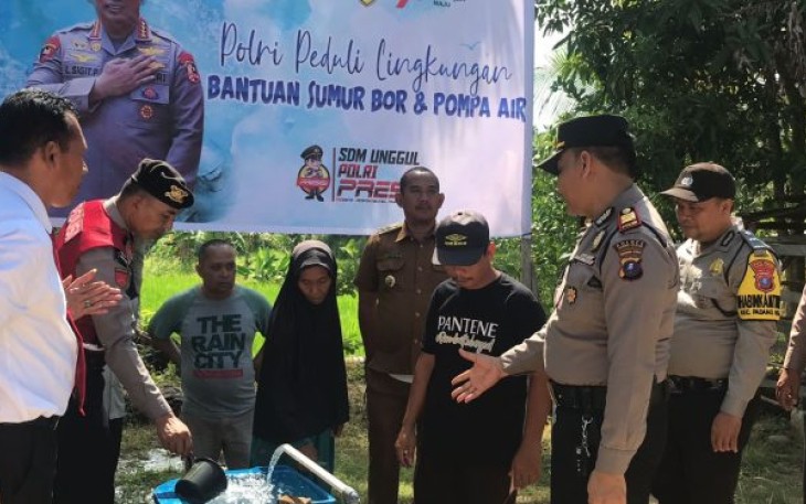 Sebagai wujud Polri peduli lingkungan, Kapolsek Padang Bolak, AKP Zulfikar, SH, MH, dan jajaran, beri bantuan sumur bor dan pompa air masyarakat, pada Senin (11/9/2023) pagi.