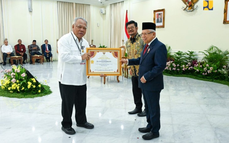 Menteri Basuki saat Terima Penghargaan Adhikarya Utama Pembangunan Pertanian yang diserahkan oleh Wakil Presiden Ma'ruf Amin di Istana Wapres, Jakarta, Senin (14/8/2023).