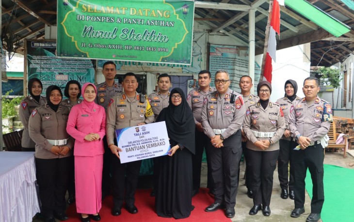 Dirlantas Polda Kalteng Kombes Pol R.S. Handoyo, S.I.K., M.Si. kembali memberikan tali asih kepada Panti Asuhan Nurul Sholihin Palangka Raya, Selasa (19/12/2023)