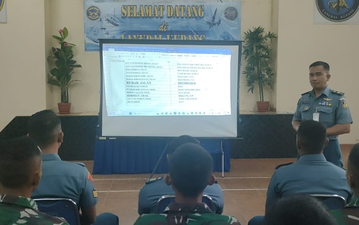 Kegiatan English Day merupakan tindaklanjut dari perintah Komandan Pusat Penerbangan TNl Angkatan Laut (Danpuspenerbal) Laksda TNl Sisyani Jaffar untuk meningkatkan kemampuan berbahasa Inggris personelnya