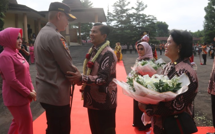Penyambutan di gerbang masuk Setukpa Lemdiklat Polri oleh Kasetukpa Lemdiklat Polri Brigjen Pol Mardiaz Kusin Dwihananto, S.I.K., M.Hum didampingi Ketua Bhayangkari Cabang 04 Setukpa Ny. Tasha Mardiaz, yang diiringi prosesi pedang pora, tarian lengser dan atraksi Drumb Corps Canka Lodaya Setukpa Lemdiklat Polri.