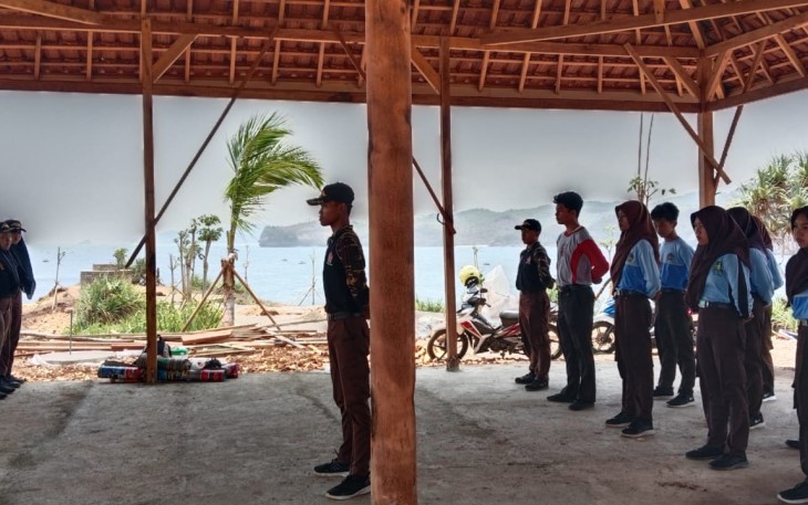 Babinsa Koramil 0801/09 Sudimoro Latih Anggota Saka Wira Kartika PBB Dan Ajak Bersihkan Pantai