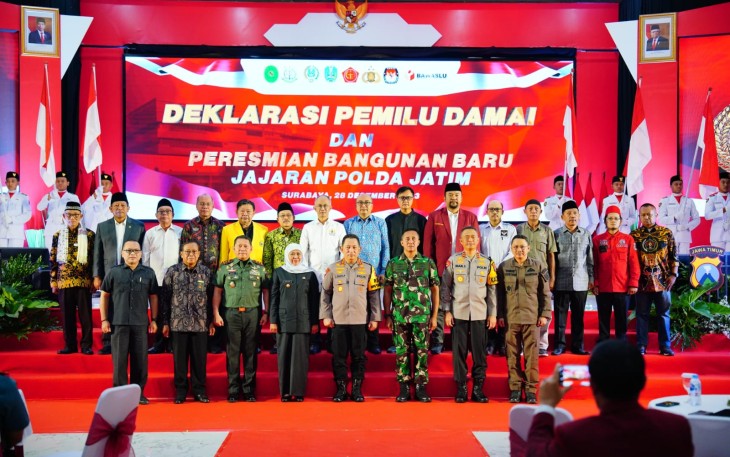  Dankodiklatal Letjen (Mar) Nur Alamsyah didampingi oleh Asisten Intelijen dan Asisten Teritorial Panglima TNI mewakili Panglima TNI Jenderal TNI Agus Subiyanto, hadir mengikuti deklarasi "Pemilu Damai" bersama Kapolri Jenderal Polisi Drs. Listyo Sigit Prabowo di Gedung Mahameru Polda Jatim, Surabaya, Jawa Timur, Kamis (28/12/2023)