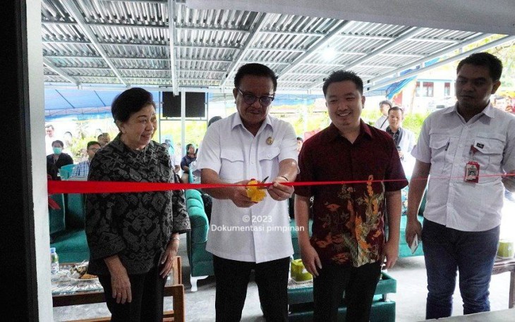 Walikota Bitung saat memotong pita peresmian klinik PK A &A Rahmat
