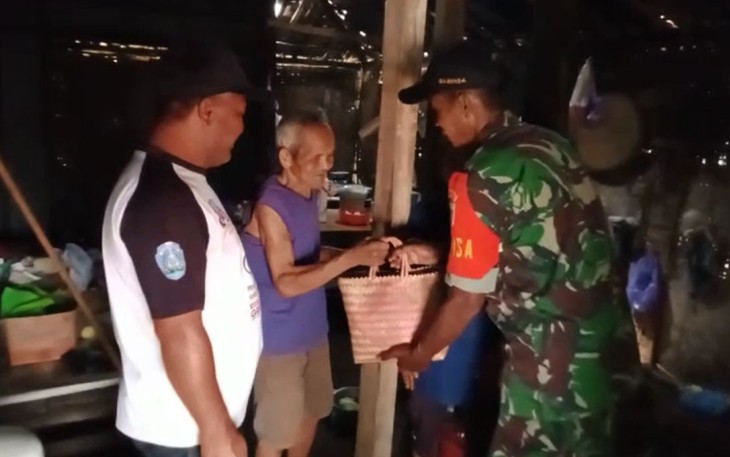 Serda Wartono saat Berbagi Sembako Bantu Mbah Jemikun