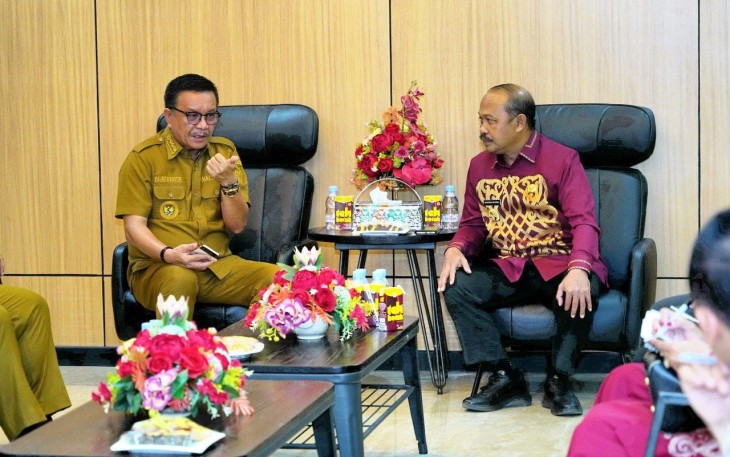 Walikota Bitung Maurits Mantiri saat berbincang bersama Pj Bupati Boalemo Provinsi Gorontalo