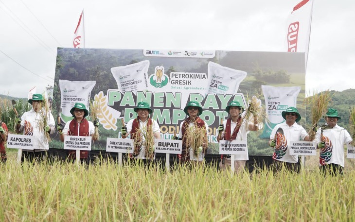 Bupati Limapuluh Kota bersama Dirut PT. Petrokimia Gresik menggelar panen raya demplot Phosgreen dan Za komoditi padi di Nagari Sarilamak.