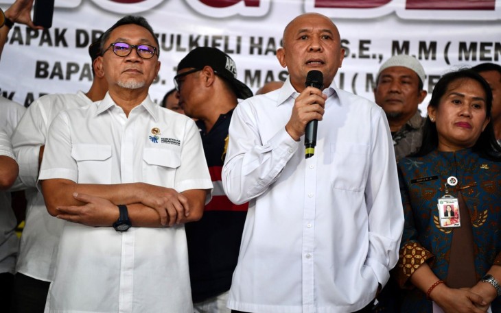 MenkopUKM Teten Masduki saat dialog dengan para pedagang Pasar Senen, di Pasar Senen Blok III, Jakarta, Kamis (30/3).