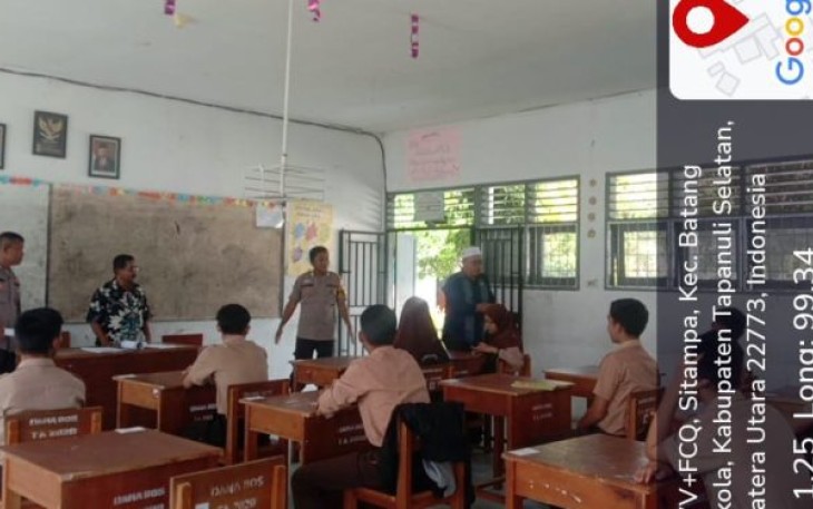 Bersama Bhabinkamtibmas Polsek Batang Angkola, Bripka Muhammad Ridoan Lubis, Kanit Binmas sosialisasi penerimaan calon anggota polisi itu di SMA Negeri 1 Batang Angkola.