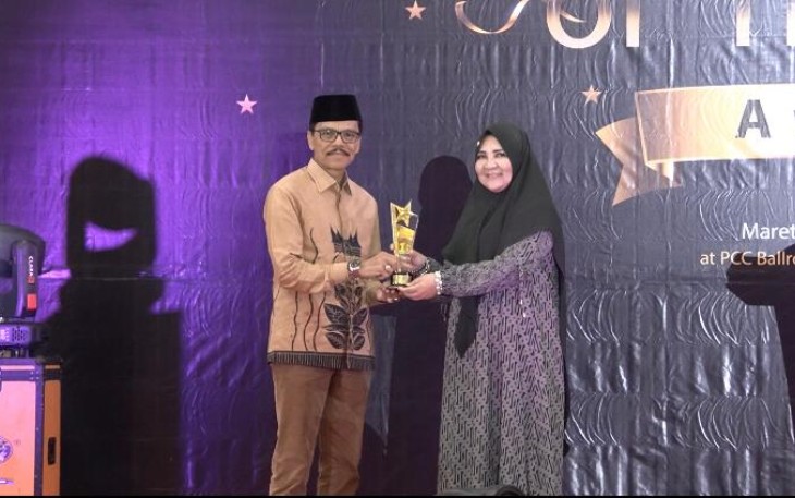 Bupati Limapuluh Kota Safaruddin, merupakan satu dari 16 tokoh yang menerima penghargaan di ajang "The Best Leaders of The Year" Padang TV.