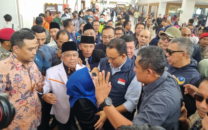 Kader PKS Jatim saat Berbaur dengan Ribuan Warga Turut Sambut Kehadiran Anies Baswedan di Jatim