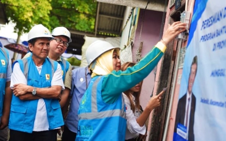 Ketua TP-PKK Provinsi Kepulauan Riau Hj. Dewi Kumalasari Ansar bersama Bupati Kabupaten Bintan Roby Kurniawan saat ikut secara langsung meresmikan serta penyalaan pertama terhadap masyarakat penerima manfaat BPBL.