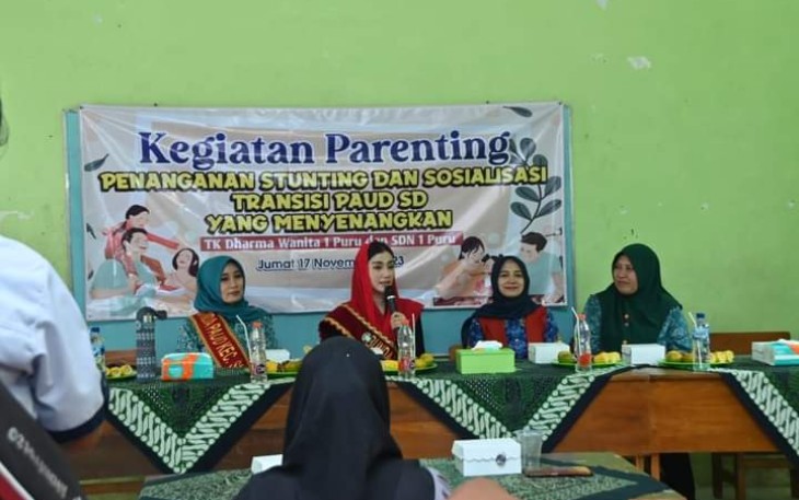 Ketua Tim Penggerak PKK Trenggalek, Novita Hardini, SE., ME., saat kembali membuka Class Parenting, bersama wali murid TK, di Desa Wonokerto, Kecamatan Suruh, Kabupaten Trenggalek, Jum'at (17/11/2023).