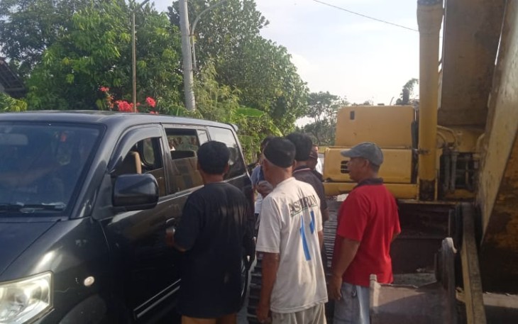  Seorang sopir truk selfloader yang kesetrum dilarikan warga sekitar ke RS PKU Muhammadiyah Cepu