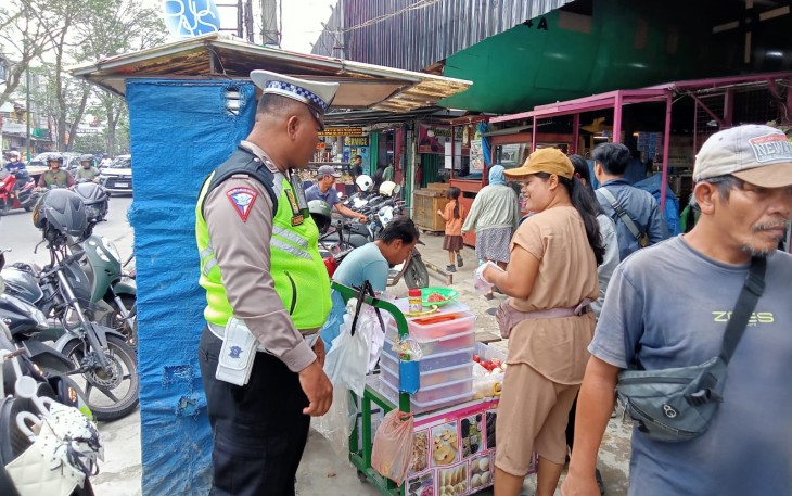 Sat Lantas Polrestabes Medan melaksanakan penertiban pedagang kaki lima (PK-5) dan parkir liar kendaraan di Pajak USU (Pajus) yang berada di Jalan Jamin Ginting, Medan, Jumat (8/12/2023).