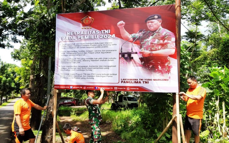 Personil Kodim 1310/Bitung saat memasang baliho panglima TNI