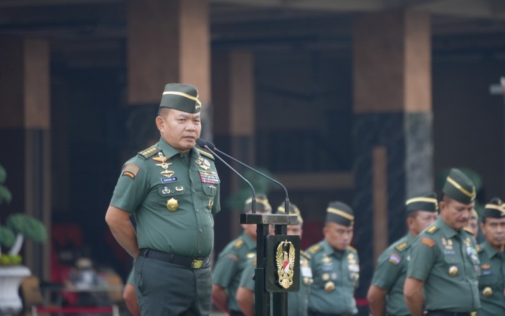 Jenderal Dudung Abdurachman saat Pimpin Apel Bersama Warga Mabesad