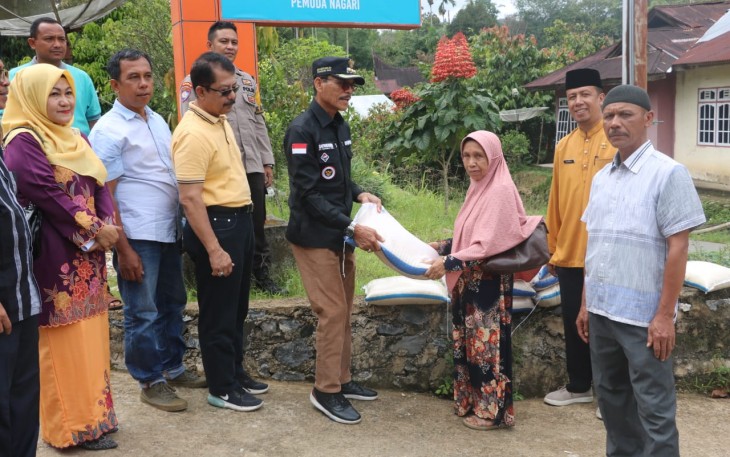 Bupati Limapuluh Kota Safaruddin menyerahkan bantuan Beras secara simbolis kepada penerima bantuan di Kantor Wali Nagari Koto Tangah, Kecamatan Bukit Barisan.