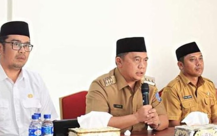  Bupati Labuhanbatu dr. H. Erik Adtrada Ritonga, MKM didampingi Plt Diskominfo Ahmad Fadly Rangkuti, ST. M.Kom dan Kasi Penmad Hambali Ritonga, M.Pd.l saat membuka ujian praktek sholat fardhu dan sholat jenazah se Kabupaten Labuhanbatu secara zoom meeting, di Rumah Dinas Bupati, Jalan Padang Matinggi. Senin (13/3).  