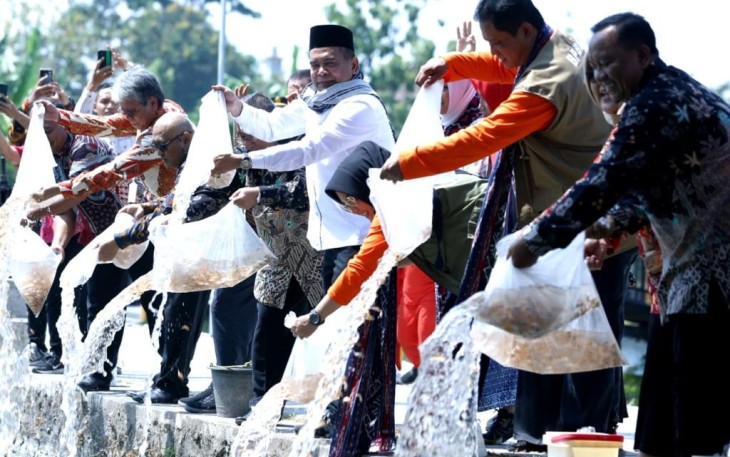 Wamendes Paiman bersama rombongan saat tabur benih ikan