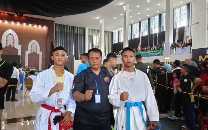 Komandan Lanudal Sabang, Mayor Laut (P) Nasrulloh saat memberikan apresiasi kepada prajuritnya yang berprestasi di Aula Mako Lanudal Sabang, Rabu (20/9/2023).