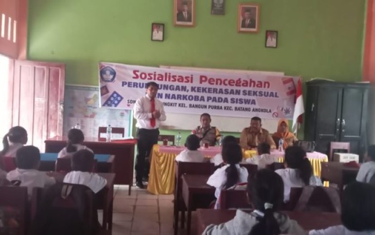 Kanit Reskrim Polsek Batang Angkola, Ipda Asjul Pane, memberi pesan ke siswa SD Negeri 100608 agar jangan lakukan perundungan terhadap sesama temannya, pada Senin (14/8/2023) pagi.
