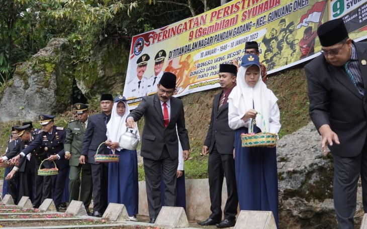  Upacara Tabur Bunga/Ziarah di Titian Dalam, Pandam Gadang, Kecamatan Gunuang Omeh berlangsung khidmat.