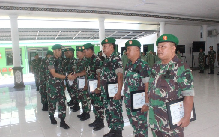Dandim 1016/Palangka Raya Pimpin Upacara Pelepasan Purna Tugas Kasdim Beserta 7 Anggota