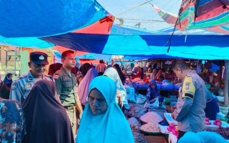 TNI Dan Polri  Kompak Giat Pengamanan di Pasar Sipirok