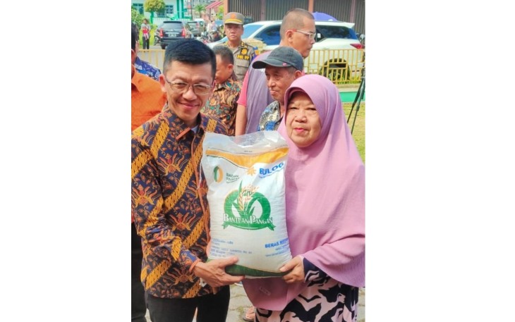 PJ Walikota  Hasan S.Sos saat memberikan beras pada Masyarakat KPM