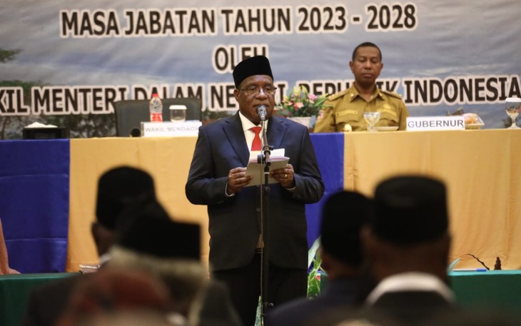 Wamendagri John Wempi Wetipo saat melantik 33 anggota MRP Papua Selatan masa jabatan 2023-2028 di Ballroom Swissbell Hotel Merauke, Papua Selatan, Senin (6/11/2023).