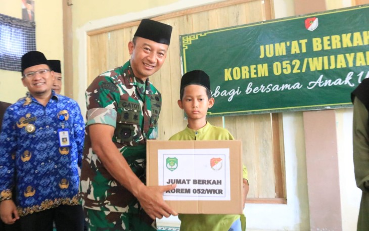 Korem 052/Wijayakrama Santuni Anak Yatim di Yayasan Bina Insan Kamil 