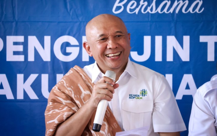 MenKopUKM Teten Masduki ketika melakukan Dialog Interaktif bersama Pengrajin Tenun dan Pelaku Usaha Sumba Barat, NTT, Minggu (17/12).