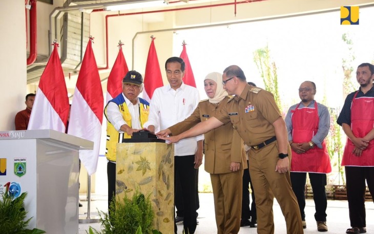 Menteri Pekerjaan Umum dan Perumahan Rakyat (PUPR) Basuki Hadimuljono mendampingi Presiden Joko Widodo meresmikan Pasar Induk Among Tani Kota Batu, Jawa Timur pada Kamis (14/12/2023)