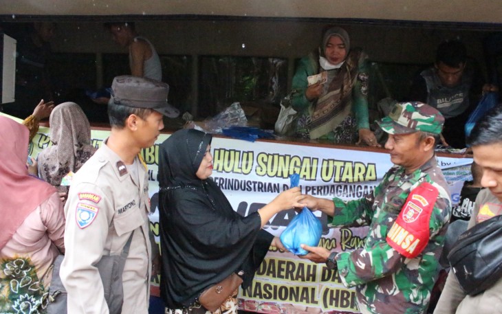 Babinsa Amuntai Selatan Dampingi Kegiatan Pasar Murah
