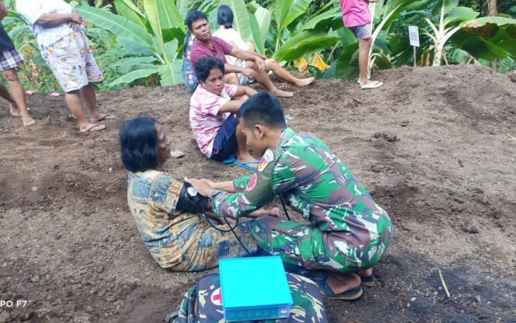 Tim Kesehatan Satgas TMMD  Berikan Pelayanan Kesehatan dan Pengobatan Gratis Kepada Warga Sekitar Lokasi