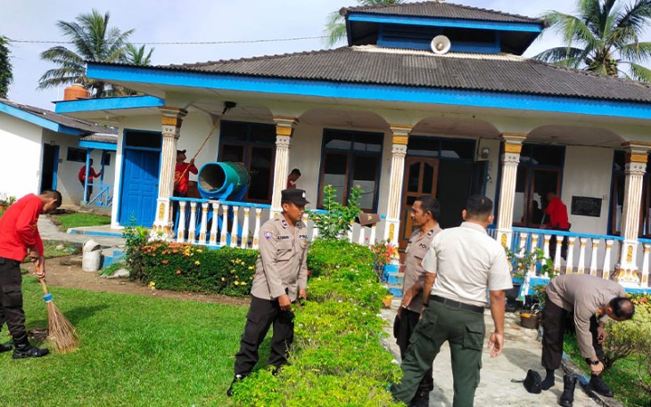 Sat Binmas Polres Mukomuko dan Satpam Ssi Agromuko saat Kompak Bersihkan Masjid