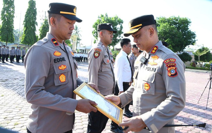 Kapolres Aceh Timur saat Beri Penghargaan Kepada Kapolsek Madat