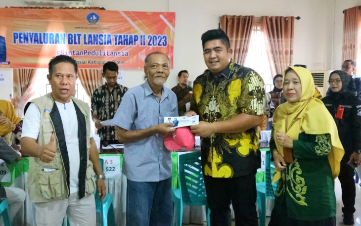 Bupati Bintan Roby Kurniawan SPWK saat Serahkan BLT Bagi Lansia