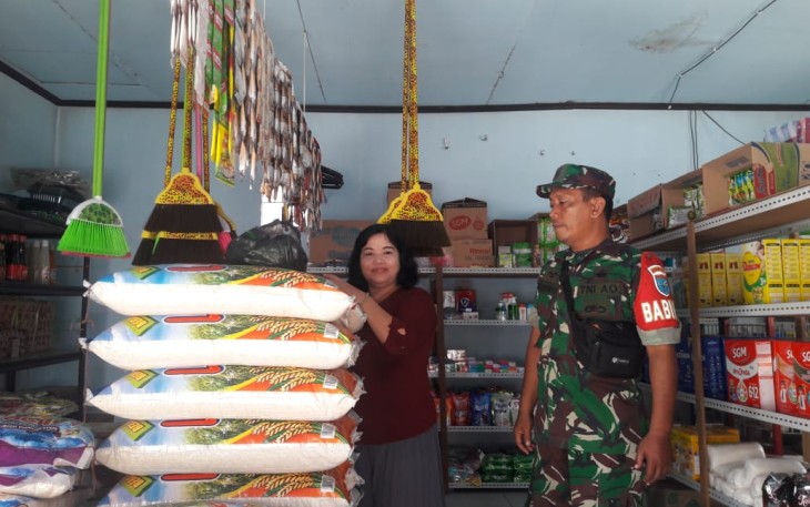Babinsa Koramil Sepang saat Cek Harga Pangan di Kios Milik Warga