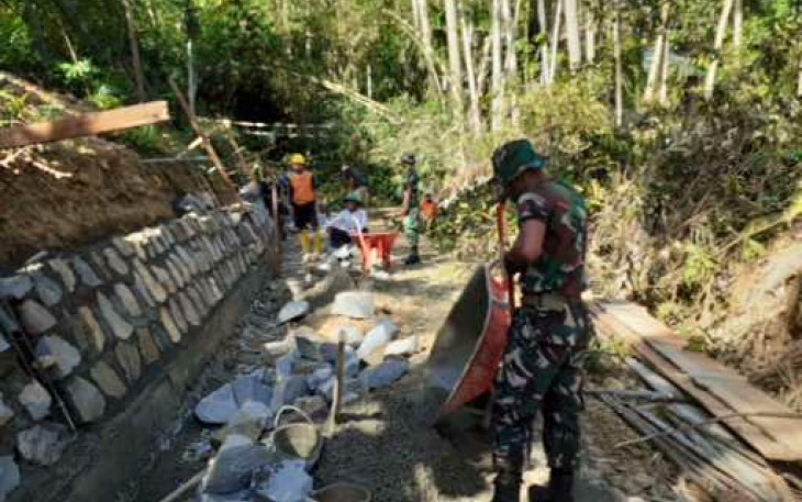 Babinsa Koramil 0801/04 Bantu Warga Bangun Talud