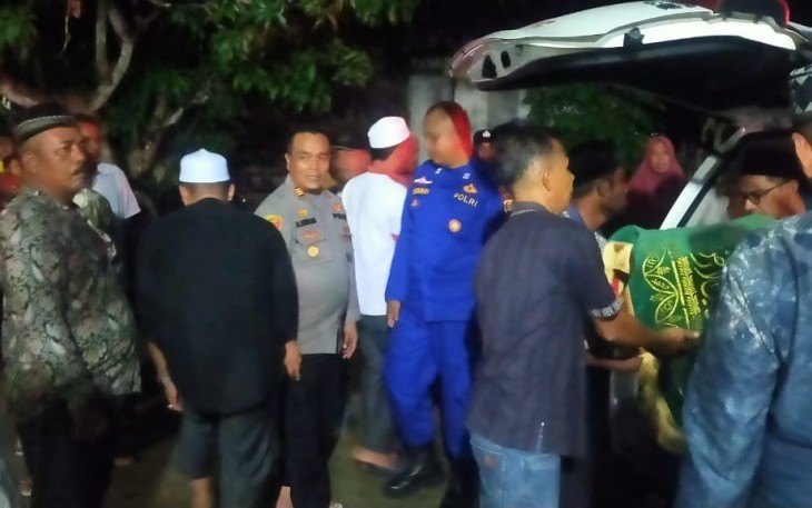 Evakuasi Korban Tenggelam di Perairan Kuala Bugak