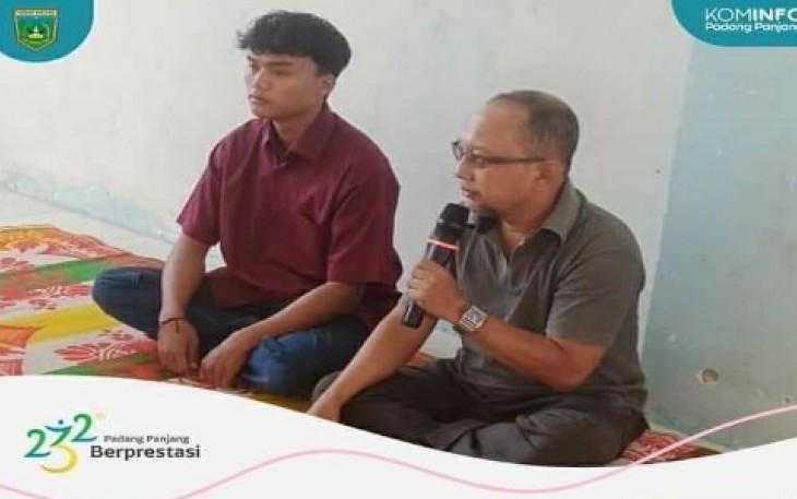 Kepala DPMPTSP Ewasoska meminta para orangtua jangan ragu melepaskan anaknya bekerja ke luar negeri.