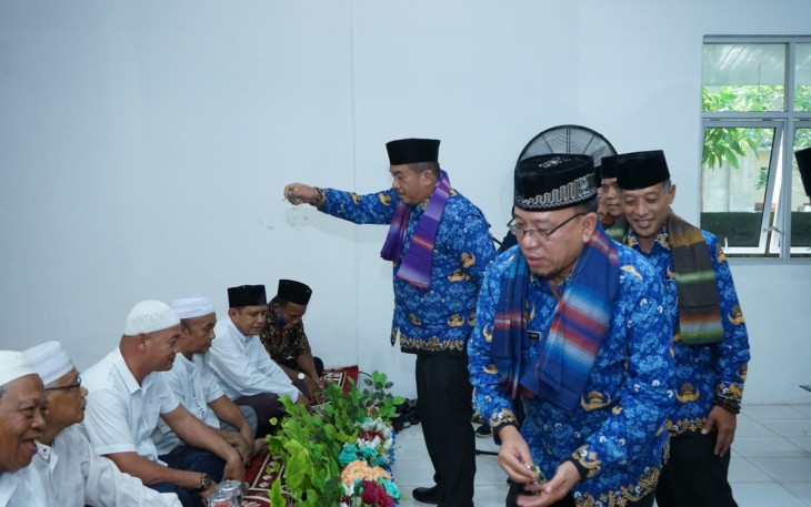 Bupati Upah Upah 22 Jemaah Calon Haji Keluarga Besar Dinas Pendidikan
